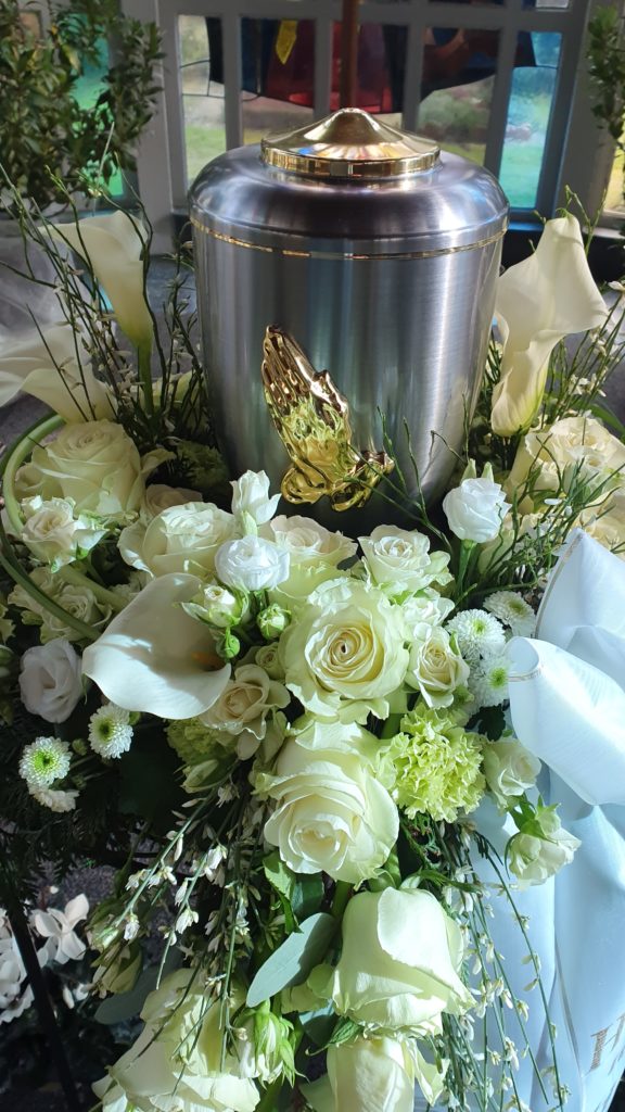 Urnenschmuck weiße Rosen Urnenschmuck weiße Rosen