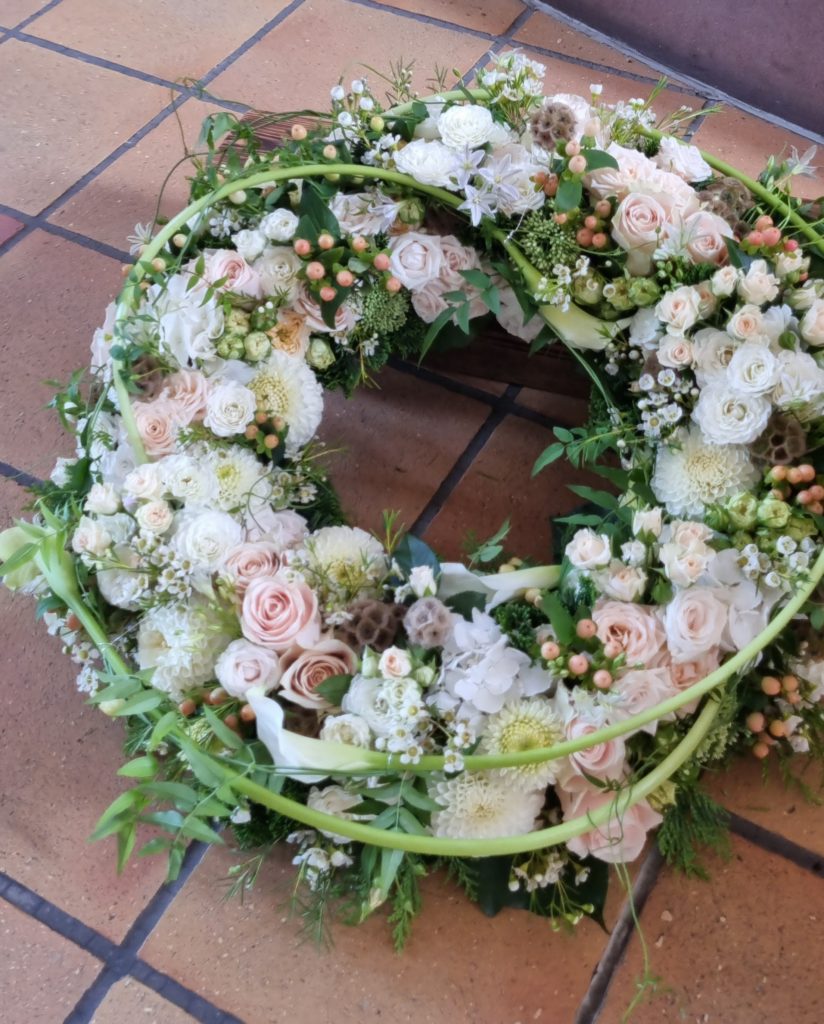 cremefarbener Urnenschmuck cremefarbener Urnenschmuck