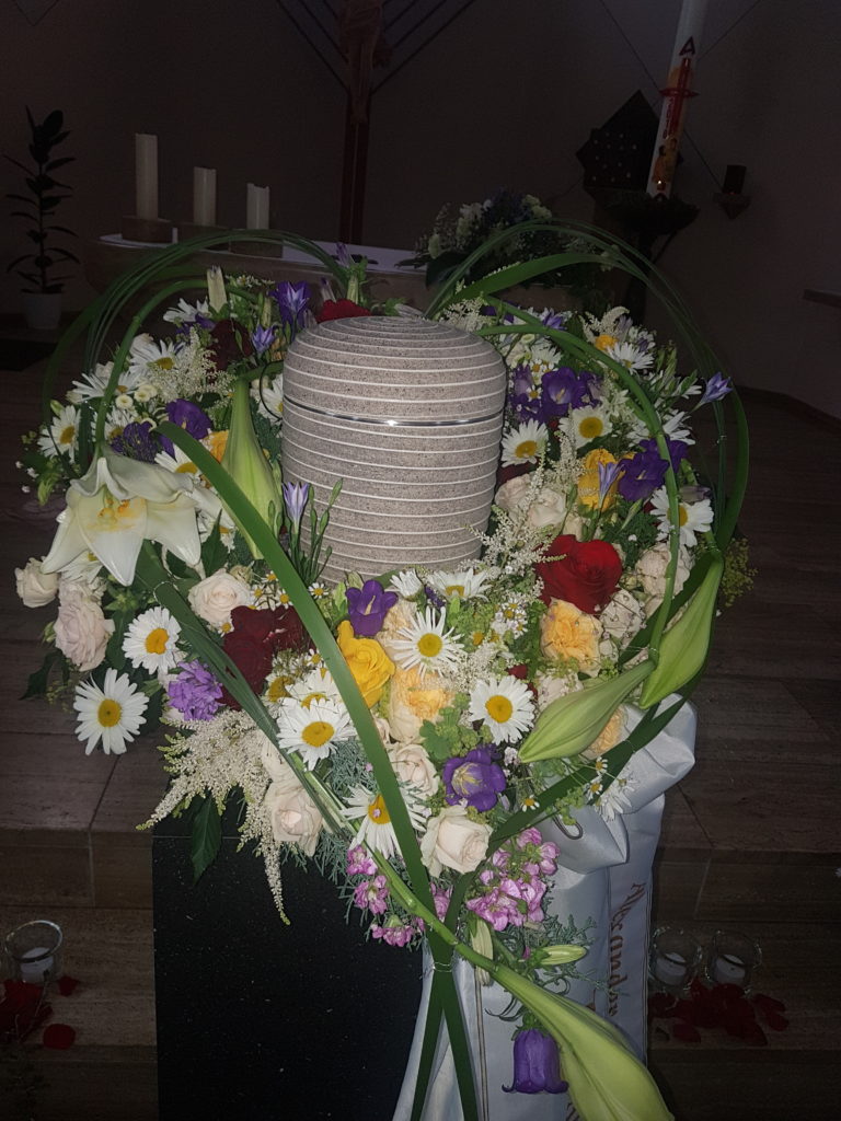 stehendes Herz mit buntem Sommer stehendes Herz mit buntem Sommer